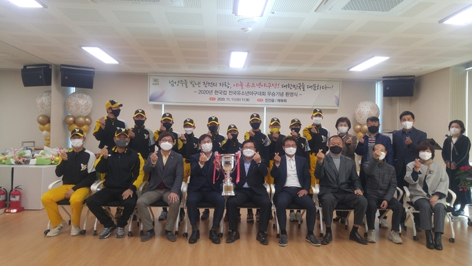 「남양주시 야놀 유소년야구단」(감독 권오현)은 11일 ‘2020 한국컵 신한드림배 전국유소년 야구대회’ 우승트로피를 진건읍사무소에 전달했다.(사진=남양주시 제공)