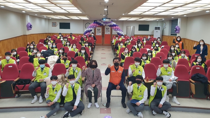 (사)남양주시자원봉사센터(이사장 조광한)는 지난 9일 심석고등학교(교장 이길순)와 MOU체결을 시작으로 10일 오남고등학교(교장 김태희), 11일 동화고등학교(교장 이승구)와 차례로 방문소년단 봉사자 108명이 참여한 가운데 협약식 및 발대식을 가졌다.<br>
(사진=남양주시자원봉사센터 제공)