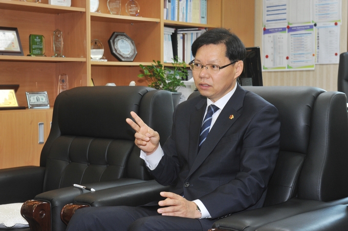 본보와 인터뷰를 하고 있는 임지훈 인천시의회 교육위원회 위원장.