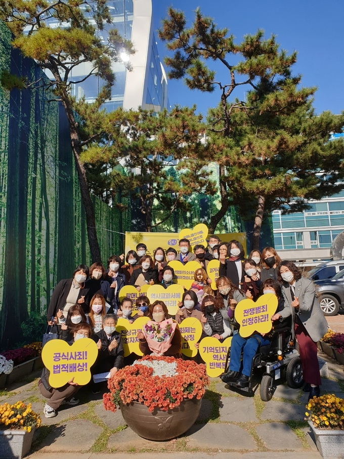 오산시는 지난 11일 시청 광장 평화의소녀상 앞에서 오산평화의소녀상 수요문화제 및 오산시 평화의소녀상 대표 이·취임식을 진행했다(사진=오산평화의소녀상 제공)