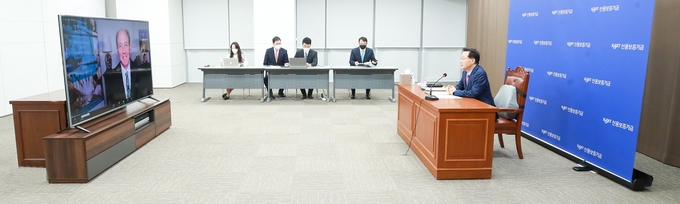 윤대희 신용보증기금 이사장이 국제중소기업금융포럼(SMEFF)이 주관하는 CEO 인터뷰에서 매튜 갬저 국제중소기업금융포럼 대표와 온라인 화상대담을 진행하고 있다. (사진=신용보증기금)