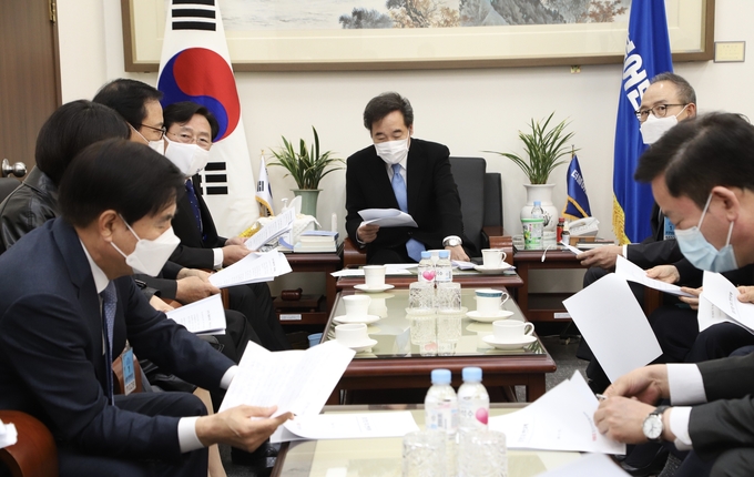 중소기업 단체장들은 10일 이낙연 더불어민주당 대표를 방문해 중소기업계 현안이슈를 제안했다. (사진=중소기업중앙회)