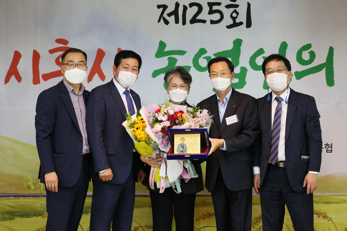 제25회 시흥시 농업인의 날 행사에서 시흥시의회 송미희 의원(가운데)이 감사패를 수상했다. (사진=시흥시의회 제공)