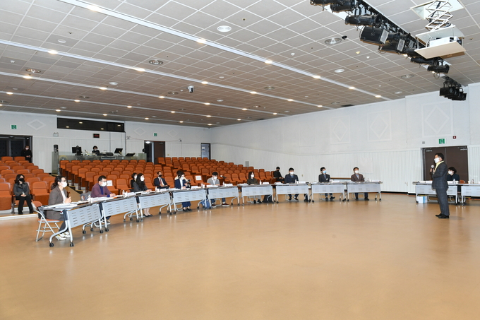 구리시, ‘광운대학교 산학협력단’ 청년창업지원센터 수탁기관 선정 심의위원회를 개최하고 있다. (사진=구리시 제공)