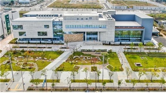 개방성을 강조한 전국에서 6번째로 큰 도서관인 남양주 정약용도서관 전경.(사진=남양주시 제공)