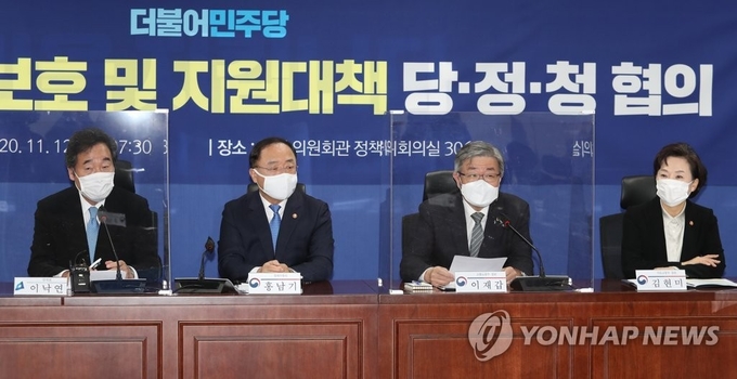 이재갑 고용노동부 장관이 12일 오전 국회 의원회관에서 열린 필수노동자 보호 및 지원대책 당정청 협의회에서 발언하고 있다. (사진=연합뉴스 제공) 