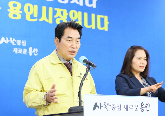 12일 온라인 라이브방송을 통해 용인시의 코로나19 현황과 조치를 설명하고 있는 백군기 용인시장 (사진=용인시 제공)