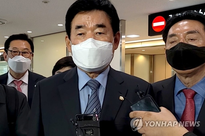 한일의원연맹 회장인 더불어민주당 김진표 의원 등 여야 국회의원 7명이 12일 일본 나리타공항에 도착해 인터뷰하고 있다. (사진=연합뉴스 제공) 