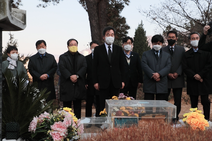 조광한 남양주시장이 이낙연 더불어민주당 당대표 등과 함께 12일 전태일 열사 분신 50주기를 맞아 남양주시 화도읍 모란공원을 찾아 묘역을 참배했다.(사진=남양주시 제공)