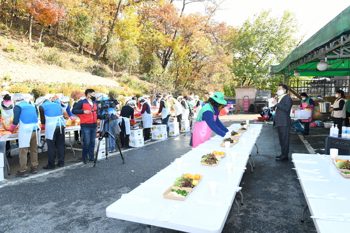 구리 교문1동 새마을협의회가 ‘사랑 나눔 김장 담그기’ 행사를 가졌다. (사진=구리시 교문1동 행정복지센터 제공)