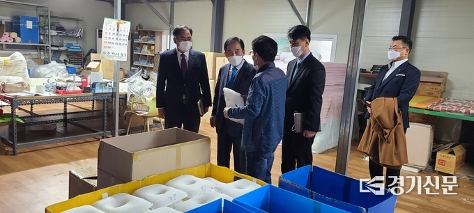 ㈜명보실업 부사장 임광호씨가 태영 메쉬의 메쉬로 커버를 씌운 베개 제품이 중국시장에서 인기를 얻고 있다며 박윤국 시장에게 자랑하고 있다. (사진=문석완 기자) 