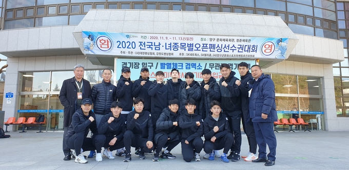 13일 강원도 양구군 양구문화체육관에서 열린 2020 전국남녀종목별오픈펜싱선수권대회 남자부 단체전에서 사브르 1위, 플러레, 2위, 에뻬 3위 등 전 종목에서 입상한 화성시청 펜싱부가 기념촬영을 하고 있다. 화성시청 펜싱부는 올해 전국남녀종별펜싱선수권대회와 회장배 전국남녀종별펜싱선수권대회에서 단체전 전 종목 입상을 차지한 데 이어 시즌 3번째로 전 종목에서 입상하는 쾌거를 이뤘다. (사진=화성시청 펜싱부 제공)