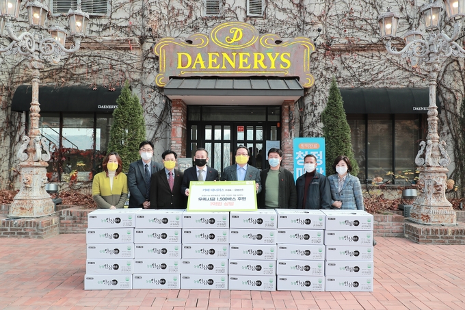 남양주시 조안면 소재 카페 ‘대너리스’ 윤범선 대표가 소외계층을 위해 1억원 상당의 우족 1500박스를 13일 동부희망케어센터에 기부했다.(사진=남양주시 제공)