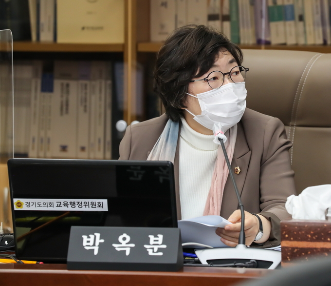 경기도의회 박옥분 의원이 경기도교육청에 대한 행정사무감사에서 질의를 하고 있다(사진=경기도의회 제공)