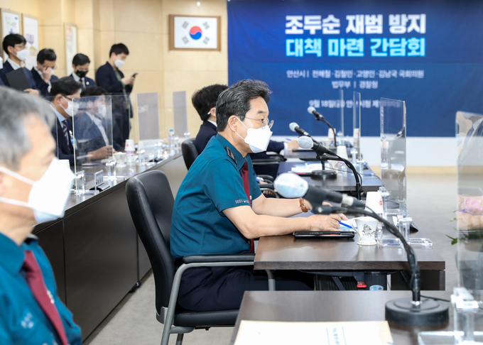 안산시 단원구 안산시청에서 열린 조두순 재범 방지 대책 마련 간담회에 참석해 발언 중인 최해영 경기남부청장. (사진=경기남부지방경찰청장 제공)