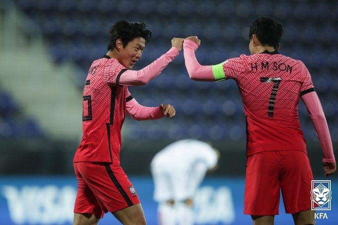주먹 마주치는 황의조와 손흥민 (사진=대한축구협회 제공)