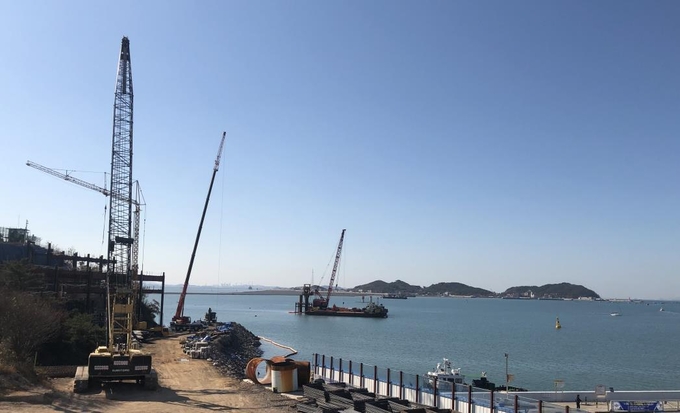 건설 중인 전곡항 정류장(왼쪽)과 제부도(오른쪽) 모습 (사진=연합뉴스)