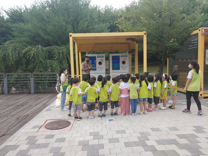 오산시가 ‘쓰레기 카페’와 ‘에코트럭’을 활용해 시민을 대상으로 환경보전의 중요성을 알리고 재활용 체험교육을 진행하고 있다.(사진=오산시 제공)