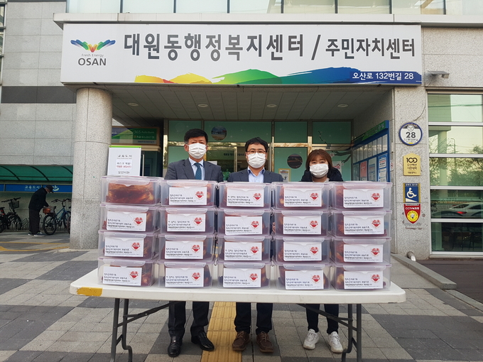 지난 12일 참조은의료기&참조은재가복지센터에서 관내 저소득층을 위해 맛깔난 김장김치 100kg(5kg짜리 20통)를 기부했다(사진=대원동행정복지센터제공)