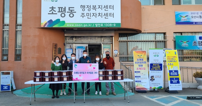 오산시 참조은재가복지센터는 초평동행정복지센터를 방문해 김장김치 40박스(5kg/1박스) 총200kg를 기탁했다.(사진=초평동행정복지센터 제공)