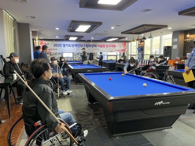 14일 남양주시 SM당구장에서 열린 2020 경기도장애인당구협회장배 장애인생활체육당구대회에서 동호인들이 경기를 하고 있다. (사진=경기도장애인체육회 제공)