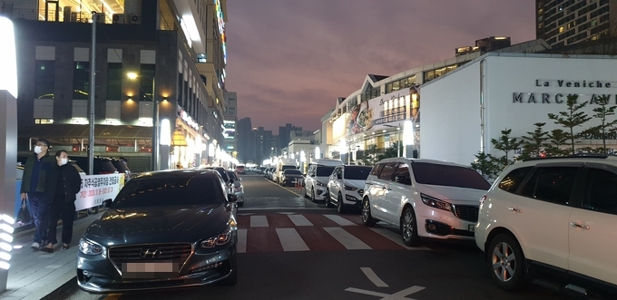 김포 라베니체의 주차장이 부족하자 상가 주변에 불법 주정차량들이 늘어서 있다. (사진=천용남 기자)