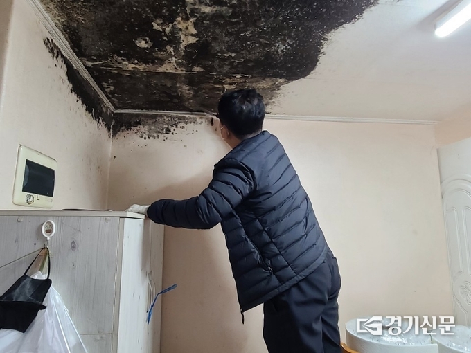 천정에 곰팡이가 끼어 까맣게 변해 있다. (사진=포천시종합자원봉사센터 제공)