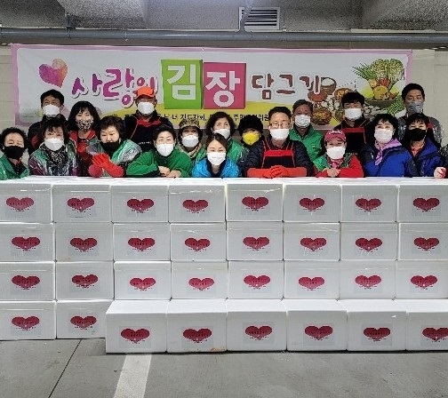 남양주시 다산2동 새마을남·녀지도자협의회가 지난 12일과 13일 양일간 동 주민센터에서 ‘사랑의 김장담그기’ 행사를 가졌다.(사진=남양주시 제공)