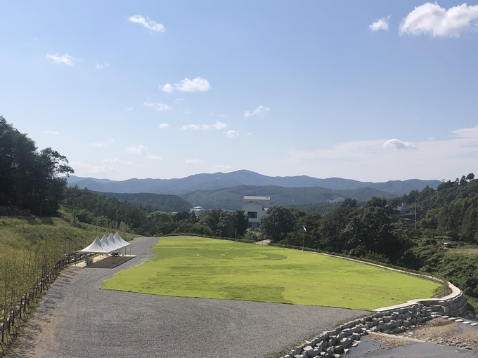 용인자연휴양림에 설치된 패러글라이딩 착륙장 (사진=용인시 제공)