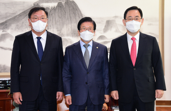 박병석 국회의장(가운데)과 더불어민주당 김태년 원내대표(왼쪽), 국민의힘 주호영 원내대표가 16일 국회 의장실에서 정례 회동을 하고 있다. (사진=연합뉴스) 