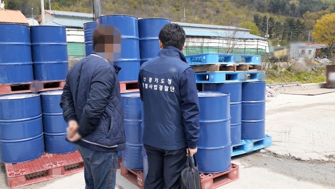 경기도 민생특사경이 워셔액 제조 현장을 단속하고 있다. (사진 = 경기도 제공)