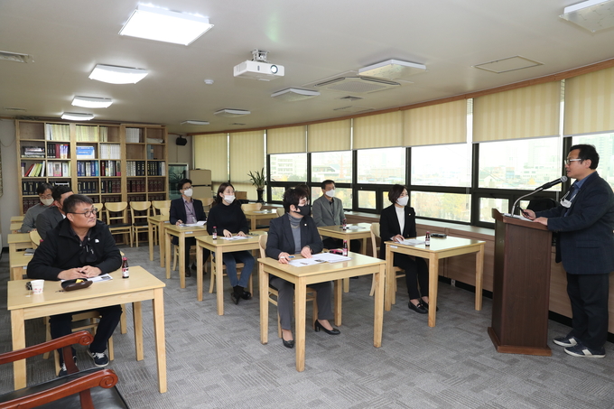 구리시의회 살림꾼 의정연구회가 지난 13일 의회나눔터에서 강연 및 토론회를 개최하고 있다. (사진=구리시의회 제공)