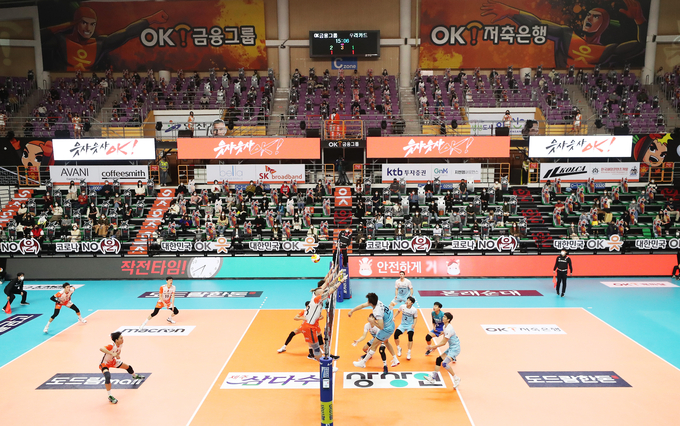 지난 1일 안산 상록수체육관에서 열린 도드람 2020~2021 프로배구 V리그 남자부 서울 우리카드와 안산 OK금융그룹의 경기에 입장한 관중들의 모습. (사진=연합뉴스 제공) 