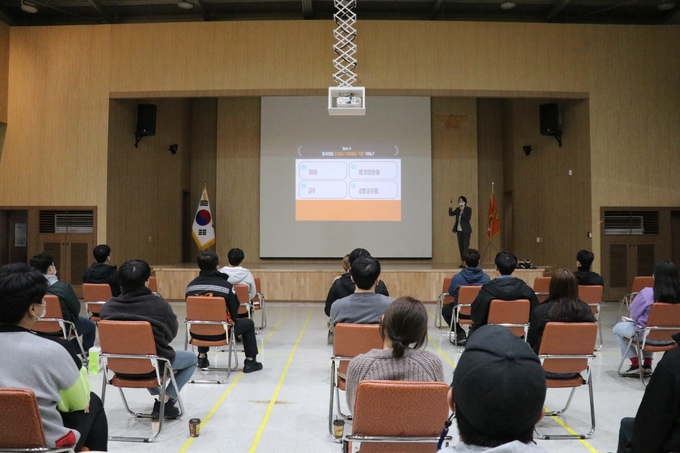 남양주소방서는 지난 16일 2020년 하반기 구급대원 폭행사고 대응역량 강화를 위한 개인 방어 호신술 교육 및 친절교육을 실시했다.<br>
(사진=남양주소방서 제공)