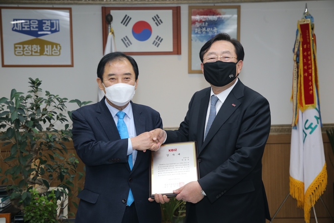 중소기업중앙회 김기문 화장이 박윤국 포천시장에게 감사패를 전달하고 있다.