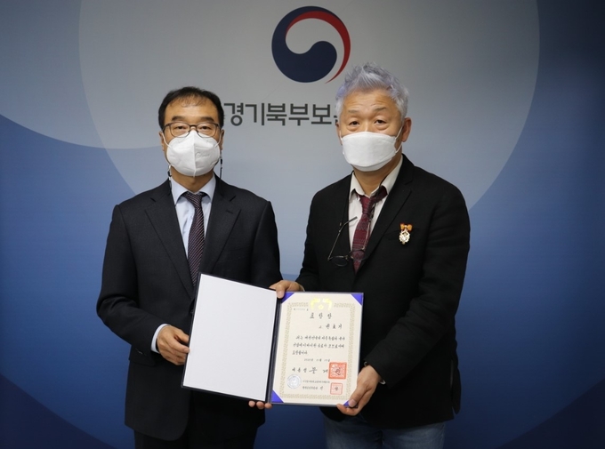 고 권호기 지사의 손자 권우대씨(오른쪽). (사진=경기북부보훈지청 제공)