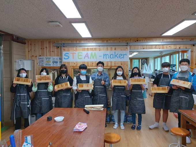 오산 수청초등학교는 2020년 오산시 혁신교육지구의 지원을 받아 목공을 활용한 메이커 스페이스를 구축하고 있다.(사진=수청초등학교 제공)
