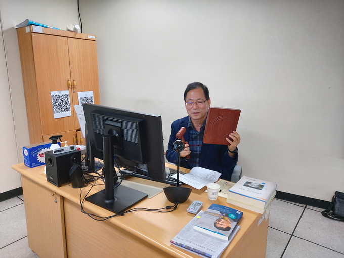 오산시 부시장을 역임하고 행정안전부에서 실시한 적극행정 강사 교육을 이수한 이강석 전 부시장을 강사로 초청해 온라인 적극행정 교육을 실시했다.(사진=오산시 제공)