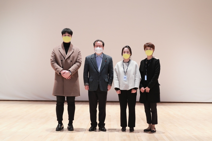 남양주시는 ‘2020년 3분기 친절왕’으로 행정복지분야 다산1동 이현주 주무관, 인허가분야 별내동 김석진 주무관, 공무직 분야 보건소 이정아 간호사를 각각 선정하고 지난 16일 정약용도서관에서 표창장을 전수했다.(사진=남양주시 제공)