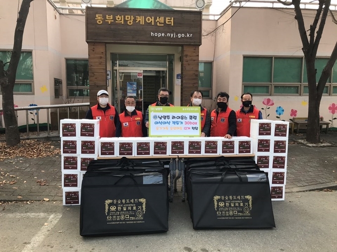 국제라이온스협회 354-H(경기북부)지구 남양주라이온스클럽은 지난 15일 깍두기 30박스, 전기장판 12개를 동부희망케어센터에 전달했다.(사진=남양주시 제공)