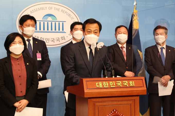 경기도의회 장현국 의장이 국회에서 지방의회법 제정 촉구 기자회견을 진행하고 있다(사진=경기도의회 제공)