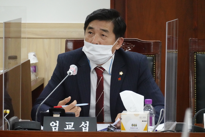 경기도의회 엄교섭 의원이 도 건설본부에 대한 행정사무감사에서 질문을 하고 있다(사진=경기도의회 제공)