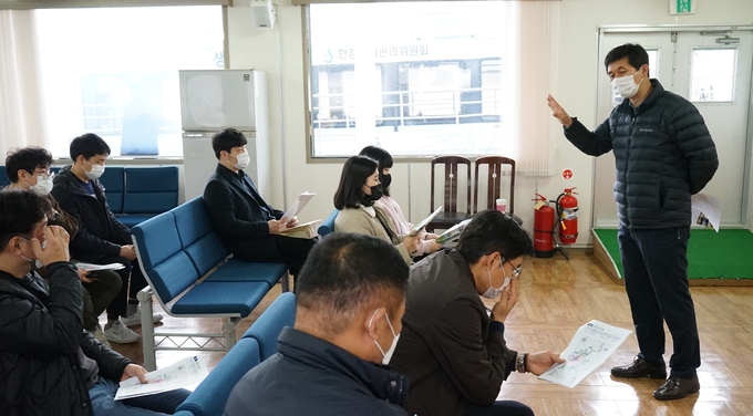 정경윤 한강유역환경청장(오른쪽)이 대구지방환경청 직원들에게 팔당 상수원 보호구역에 대해 설명하고 있다. (사진=한강유역청 제공)