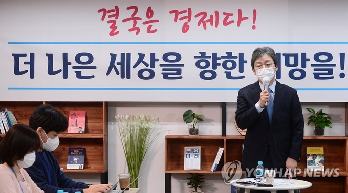 유승민 전 의원이 18일 오전 서울 여의도 국회 앞 태흥빌딩 '희망 22' 사무실에서 열린 기자간담회에서 인사말을 하고 있다. (사진=연합뉴스) 