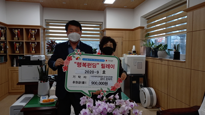 ㈔아이코리아 오산시지회 손숙자 감사가 관내 저소득 가정의 청소년에게 장학금을 후원하기 위해 이웃돕기 후원금 90만원을 기탁했다.