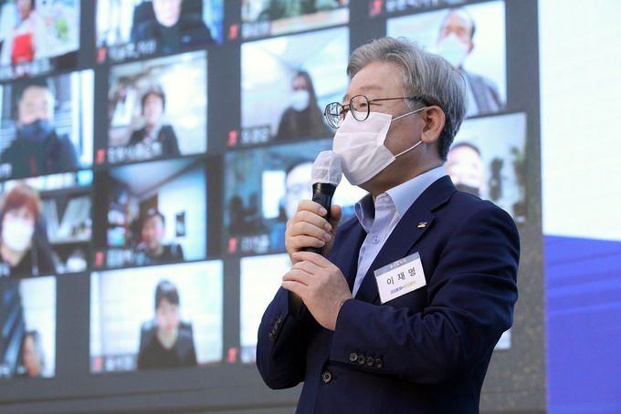 18일 오후 경기도청 신관4층 제1회의실에서 이재명 경기도지사 및 우수제안자, 주민참여예산 위원등이 참석한 가운데 경기도 주민참여예산 온라인 토크콘서트가 열렸다. (사진= 경기도)