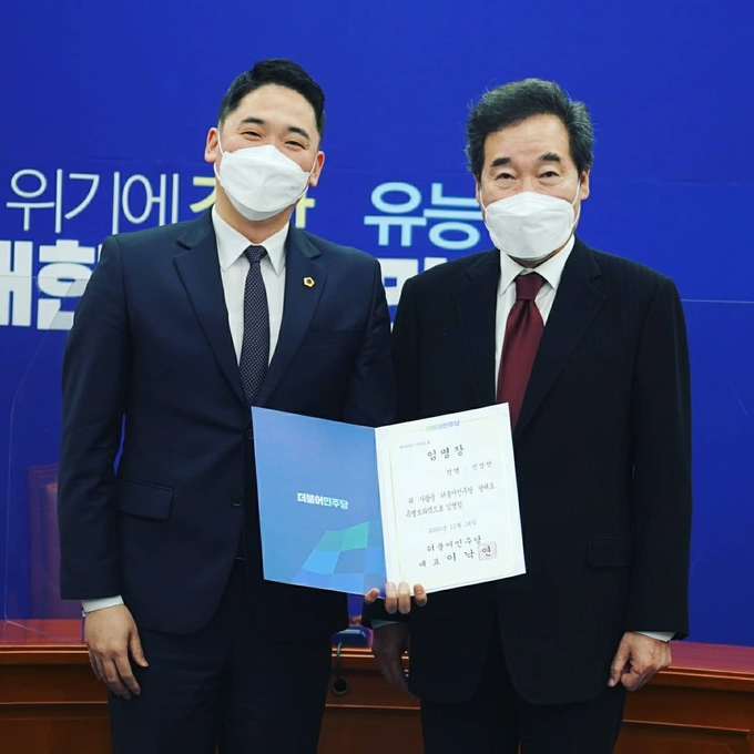 경기도의회 신정현 의원(왼쪽)과 더불어민주당 이낙연 당대표(오른쪽)이 기념촬영을 하고 있다(사진=경기도의회 제공)