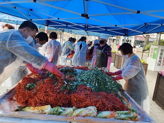 회천3동 새마을부녀회원들 김장김치 나눔행사를 진행하는 모습.