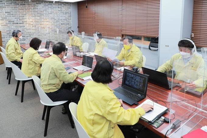 남양주시는 19일 사회적 거리두기 단계가 1.5단계로 격상됨에 따라 비대면 영상회의를 통해 코로나19 대응 방역대책을 긴급 점검했다.<br>
(사진=남양주시 제공)
