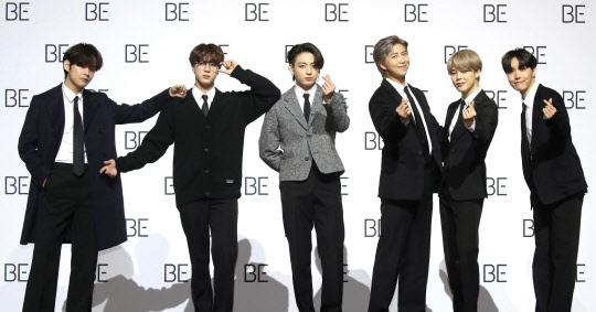20일 오전 서울 중구 동대문디자인플라자에서 열린 방탄소년단 새 앨범'BE (Deluxe Edition)' 글로벌 기자간담회에서 멤버들이 포즈를 취하고 있다. (사진= 연합뉴스 ) 